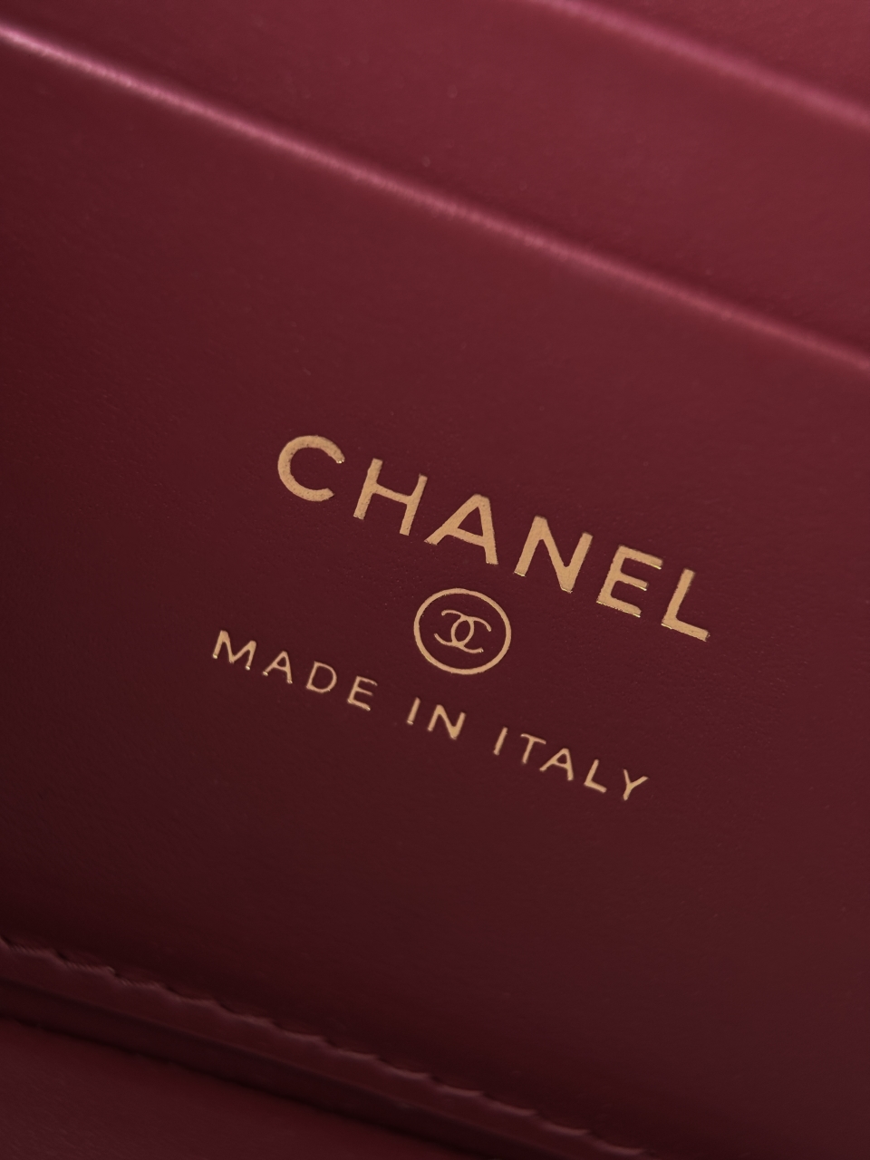 26a lp box crocodile khaki Neat and square box bag, bright crocodile embossed cowhide, double zipper layered compartment design, burgundy interior, top equipped with same-leather handle, detachable leather and metal chain, two ways to carry: hand-held or cross-body - Image 14