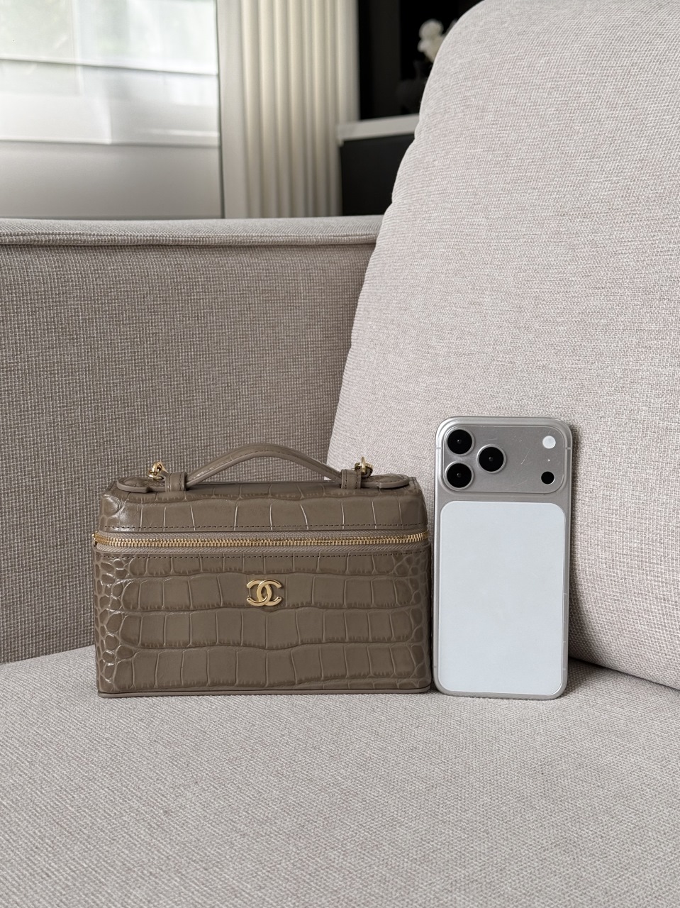 26a lp box crocodile khaki Neat and square box bag, bright crocodile embossed cowhide, double zipper layered compartment design, burgundy interior, top equipped with same-leather handle, detachable leather and metal chain, two ways to carry: hand-held or cross-body - Image 17