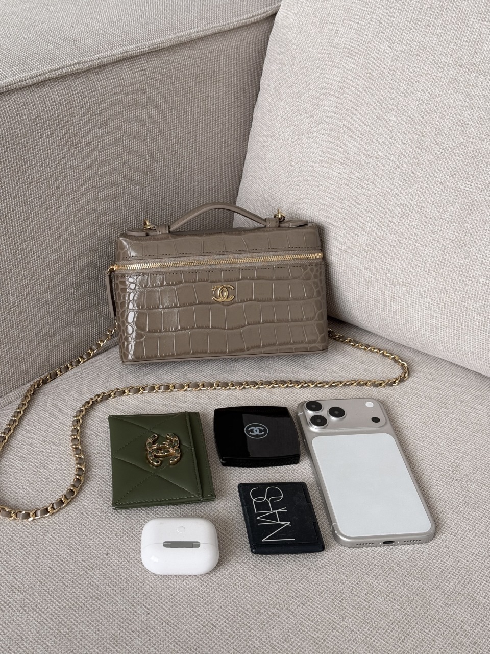 26a lp box crocodile khaki Neat and square box bag, bright crocodile embossed cowhide, double zipper layered compartment design, burgundy interior, top equipped with same-leather handle, detachable leather and metal chain, two ways to carry: hand-held or cross-body - Image 18