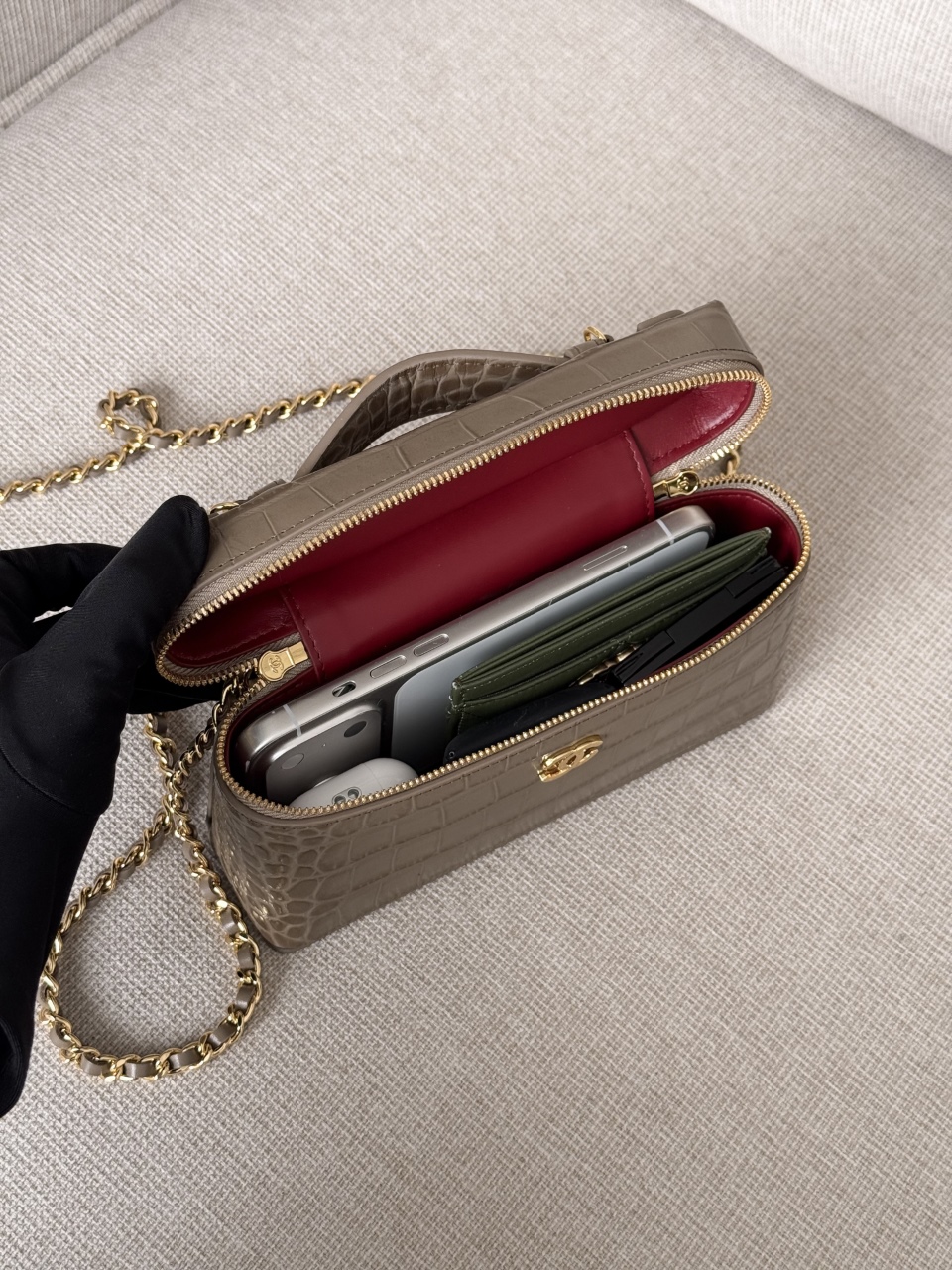 26a lp box crocodile khaki Neat and square box bag, bright crocodile embossed cowhide, double zipper layered compartment design, burgundy interior, top equipped with same-leather handle, detachable leather and metal chain, two ways to carry: hand-held or cross-body - Image 19