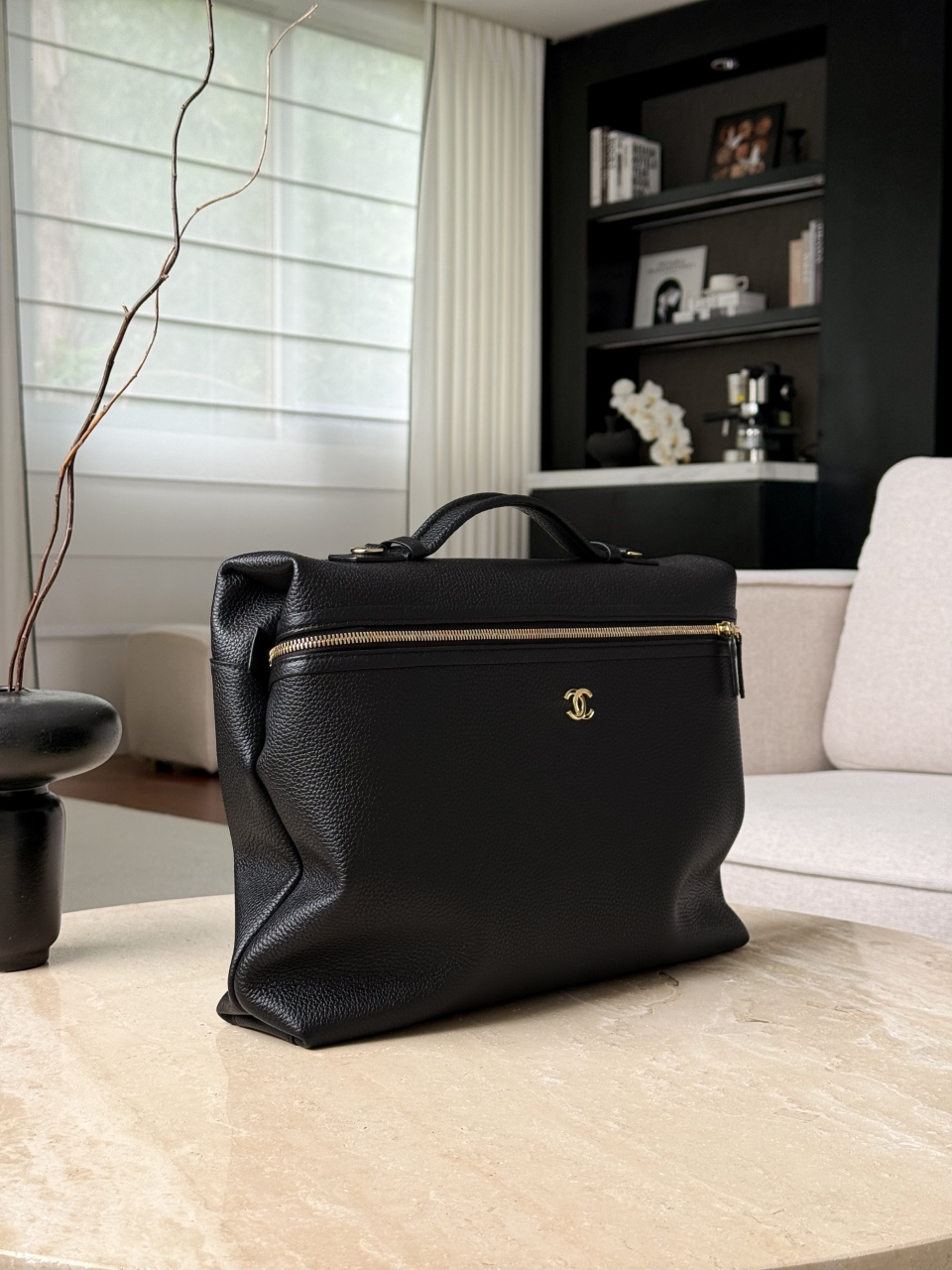 26a lp official document black gold Simple and elegant horizontal document outline, pebbled cowhide, full and three-dimensional grain texture, strong toughness, friction resistance, top short handle + long shoulder strap, can be carried cross-body or hand-held - Image 2