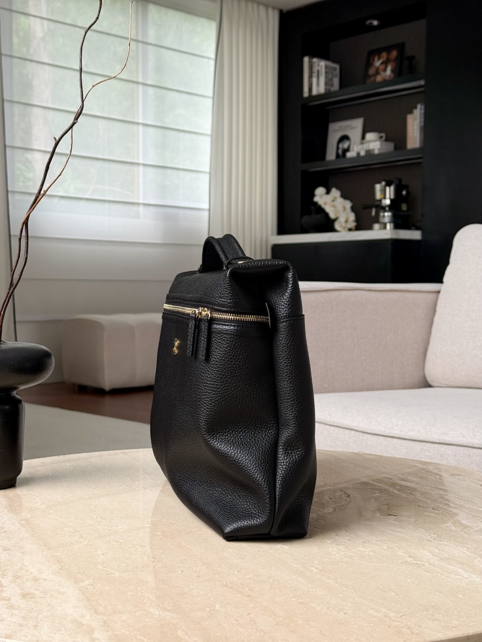 26a lp official document black gold Simple and elegant horizontal document outline, pebbled cowhide, full and three-dimensional grain texture, strong toughness, friction resistance, top short handle + long shoulder strap, can be carried cross-body or hand-held - Image 4