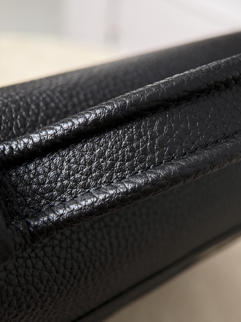 26a lp official document black gold Simple and elegant horizontal document outline, pebbled cowhide, full and three-dimensional grain texture, strong toughness, friction resistance, top short handle + long shoulder strap, can be carried cross-body or hand-held - Image 7