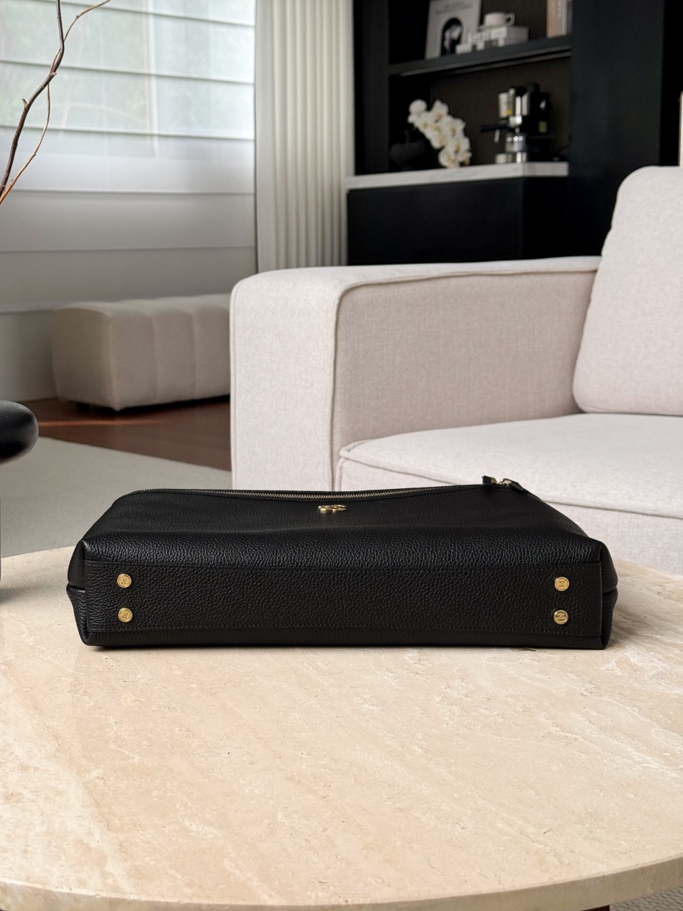 26a lp official document black gold Simple and elegant horizontal document outline, pebbled cowhide, full and three-dimensional grain texture, strong toughness, friction resistance, top short handle + long shoulder strap, can be carried cross-body or hand-held - Image 5