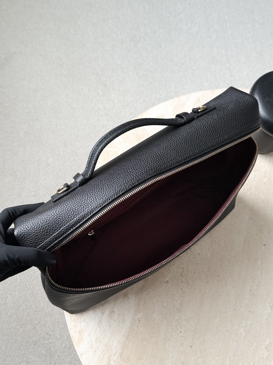 26a lp official document black gold Simple and elegant horizontal document outline, pebbled cowhide, full and three-dimensional grain texture, strong toughness, friction resistance, top short handle + long shoulder strap, can be carried cross-body or hand-held - Image 6