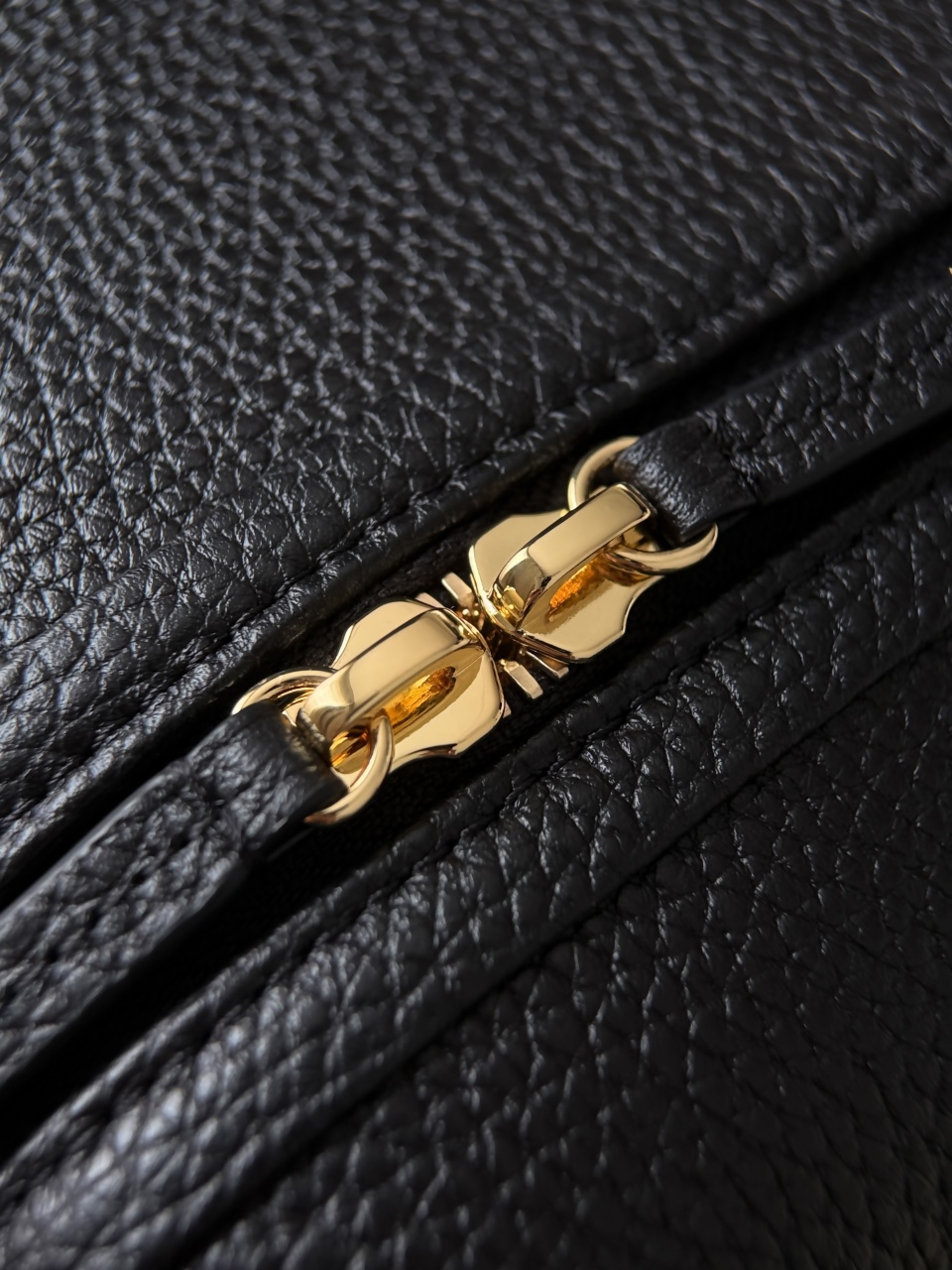 26a lp official document black gold Simple and elegant horizontal document outline, pebbled cowhide, full and three-dimensional grain texture, strong toughness, friction resistance, top short handle + long shoulder strap, can be carried cross-body or hand-held - Image 9