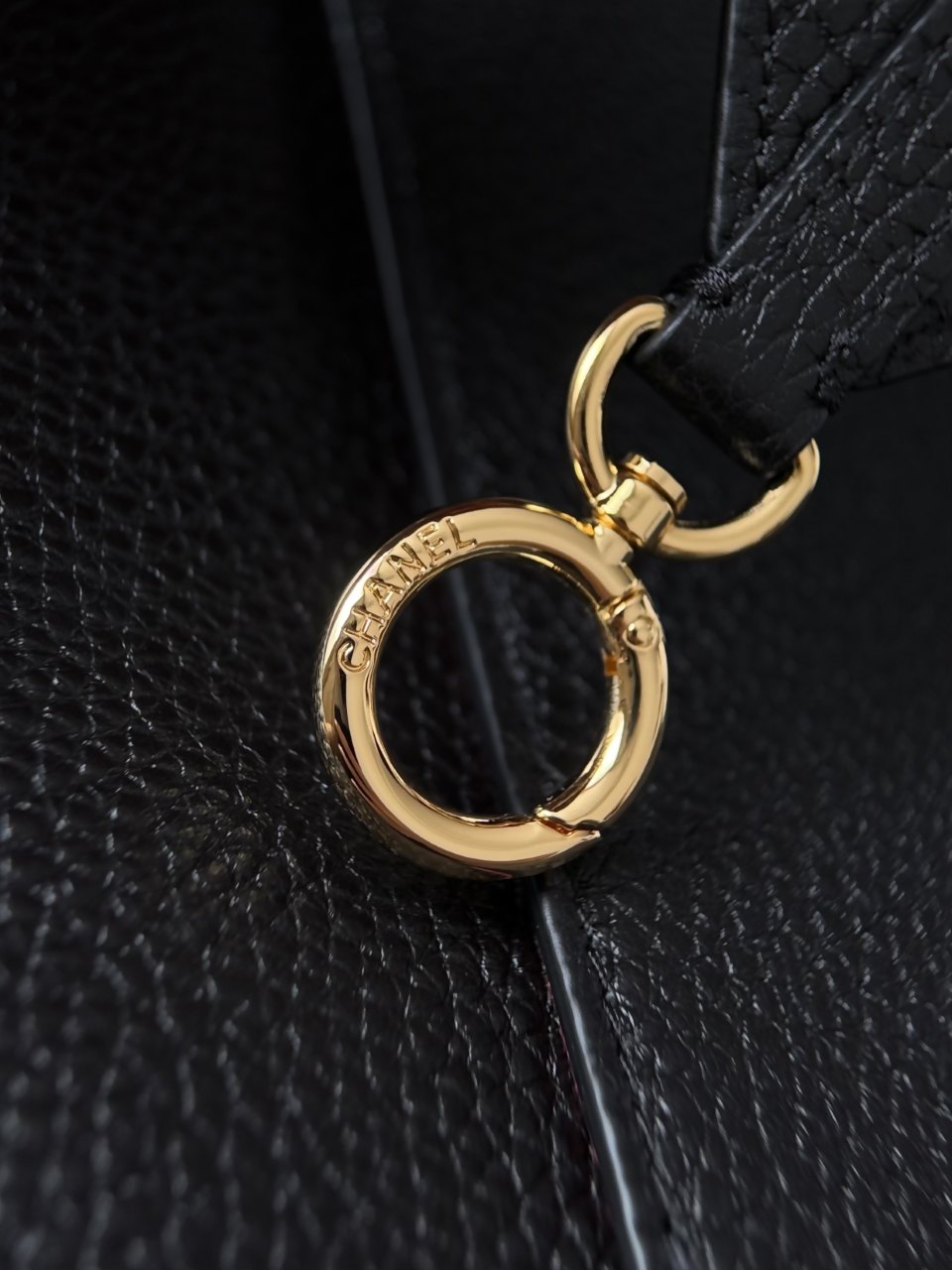 26a lp official document black gold Simple and elegant horizontal document outline, pebbled cowhide, full and three-dimensional grain texture, strong toughness, friction resistance, top short handle + long shoulder strap, can be carried cross-body or hand-held - Image 10