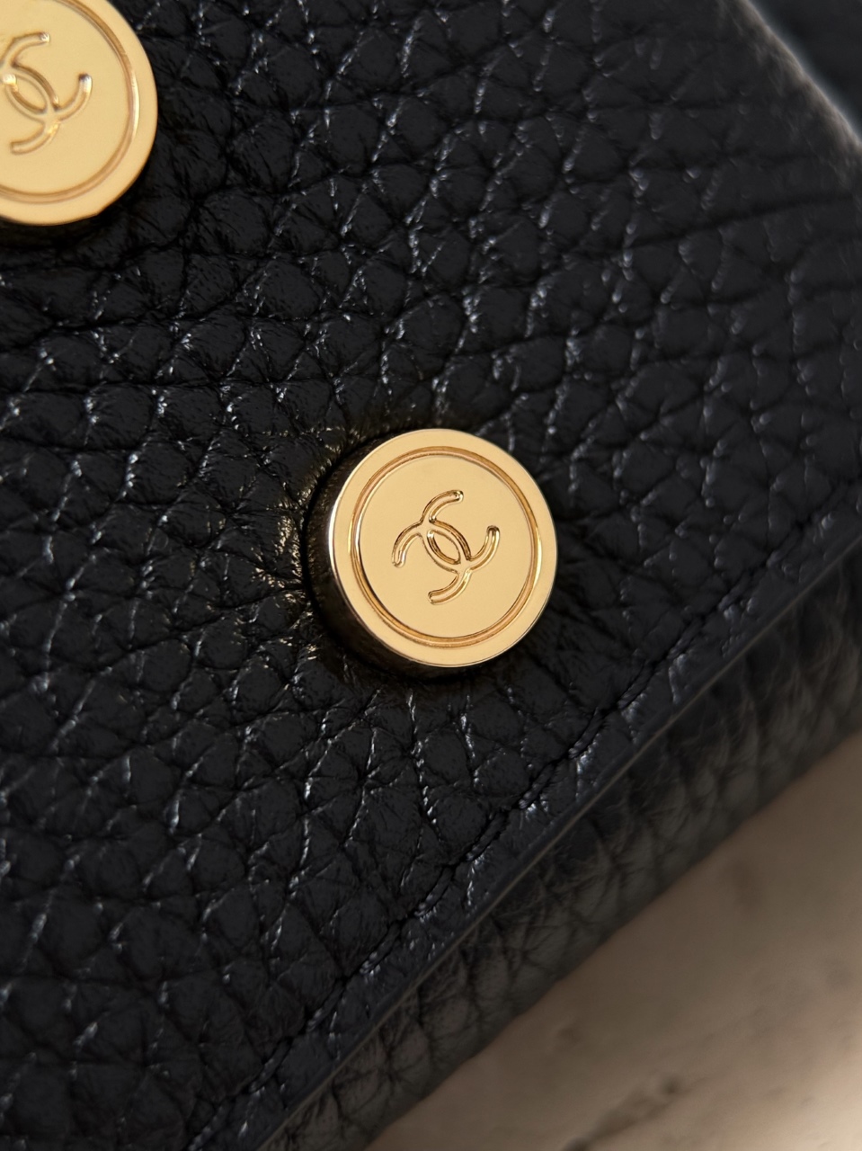 26a lp official document black gold Simple and elegant horizontal document outline, pebbled cowhide, full and three-dimensional grain texture, strong toughness, friction resistance, top short handle + long shoulder strap, can be carried cross-body or hand-held - Image 13