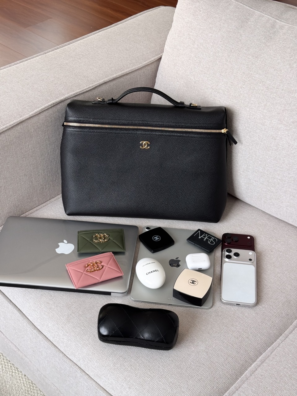 26a lp official document black gold Simple and elegant horizontal document outline, pebbled cowhide, full and three-dimensional grain texture, strong toughness, friction resistance, top short handle + long shoulder strap, can be carried cross-body or hand-held - Image 18