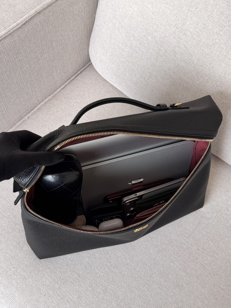 26a lp official document black gold Simple and elegant horizontal document outline, pebbled cowhide, full and three-dimensional grain texture, strong toughness, friction resistance, top short handle + long shoulder strap, can be carried cross-body or hand-held - Image 19