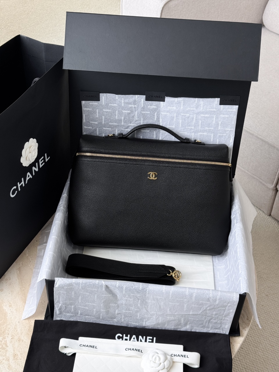 26a lp official document black gold Simple and elegant horizontal document outline, pebbled cowhide, full and three-dimensional grain texture, strong toughness, friction resistance, top short handle + long shoulder strap, can be carried cross-body or hand-held - Image 20