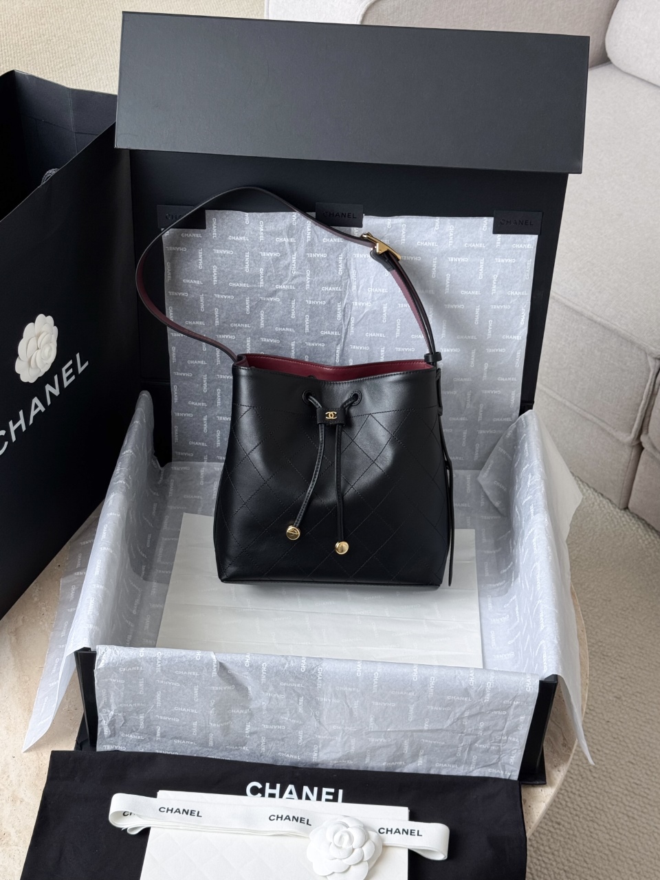 26b drawstring bucket medium black Classic barrel-shaped silhouette, smooth cowhide, warm and delicate to the touch, drawstring cuff design with adjustable wide shoulder strap, can be worn on one shoulder or crossbody, double C embossed three-dimensionally on the side of the bag, ample internal space, can accommodate tablets, compact powder, mobile phones, long wallets, internal laminated card holder is convenient for storing small items, suitable for commuting and daily travel - Image 20