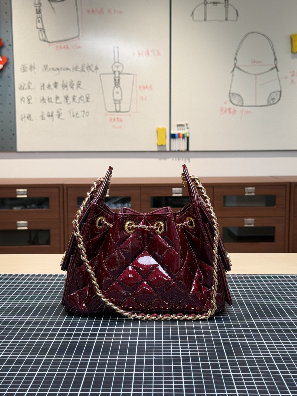 New product preparation 26k hobo patent leather mini deep burgundy Style number: AS5631 deep burgundy Size: 20x22x12.5cm The original real-shot development is in preparation! ! - Image 2