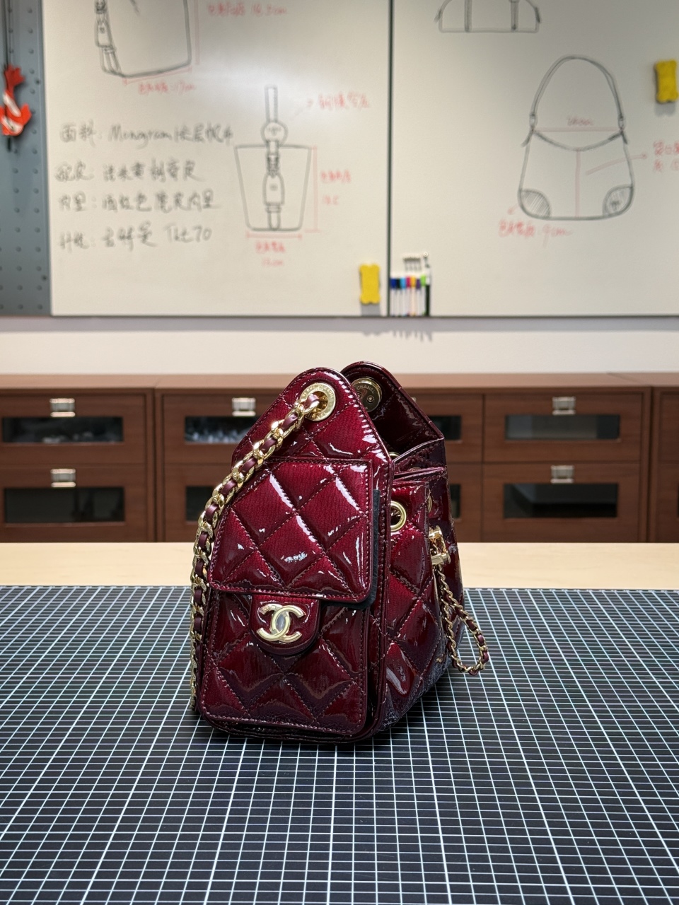 New product preparation 26k hobo patent leather mini deep burgundy Style number: AS5631 deep burgundy Size: 20x22x12.5cm The original real-shot development is in preparation! ! - Image 3
