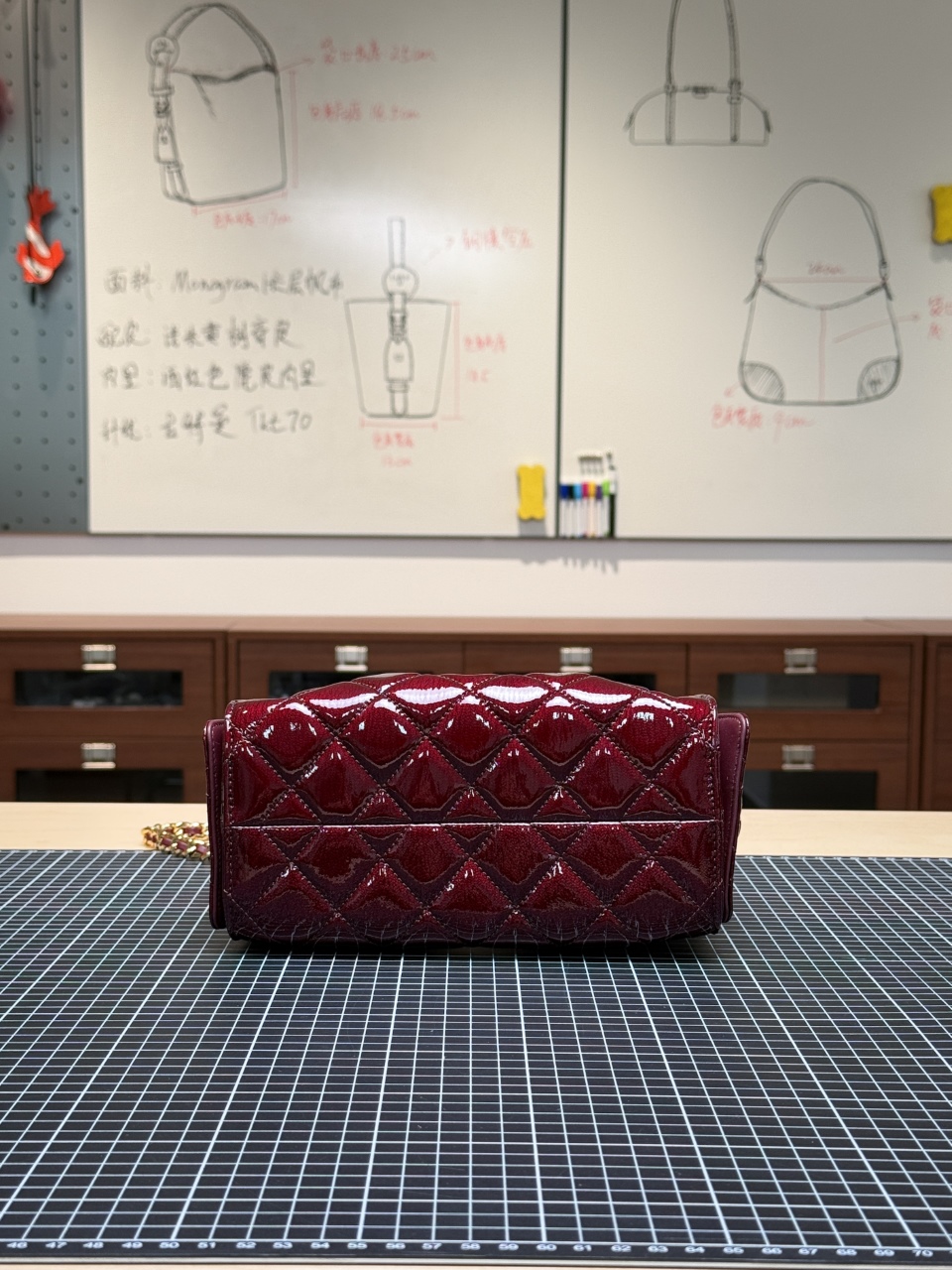 New product preparation 26k hobo patent leather mini deep burgundy Style number: AS5631 deep burgundy Size: 20x22x12.5cm The original real-shot development is in preparation! ! - Image 4
