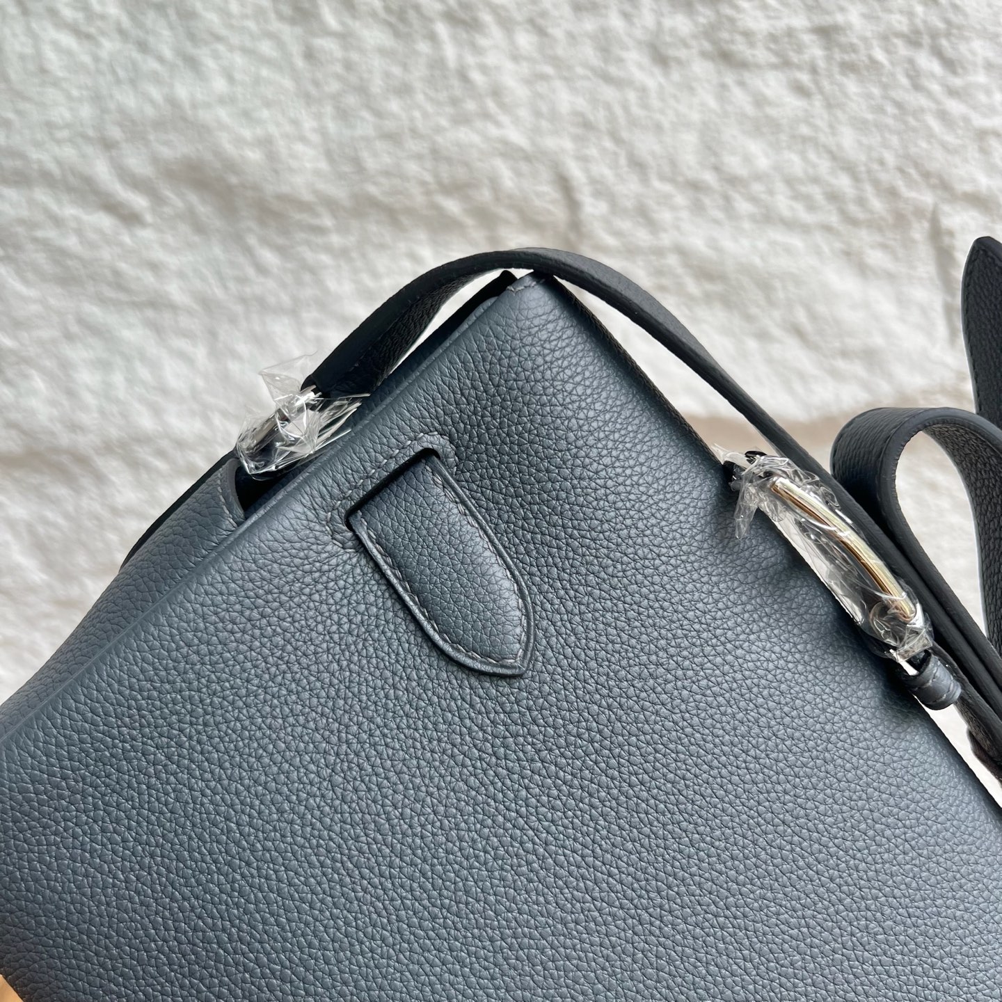 In stock Kelly Messenger messenger bag Togo original imported German calfskin Color: H0 haze gray, all hand-waxed seams Silver buckle Stock - Image 5