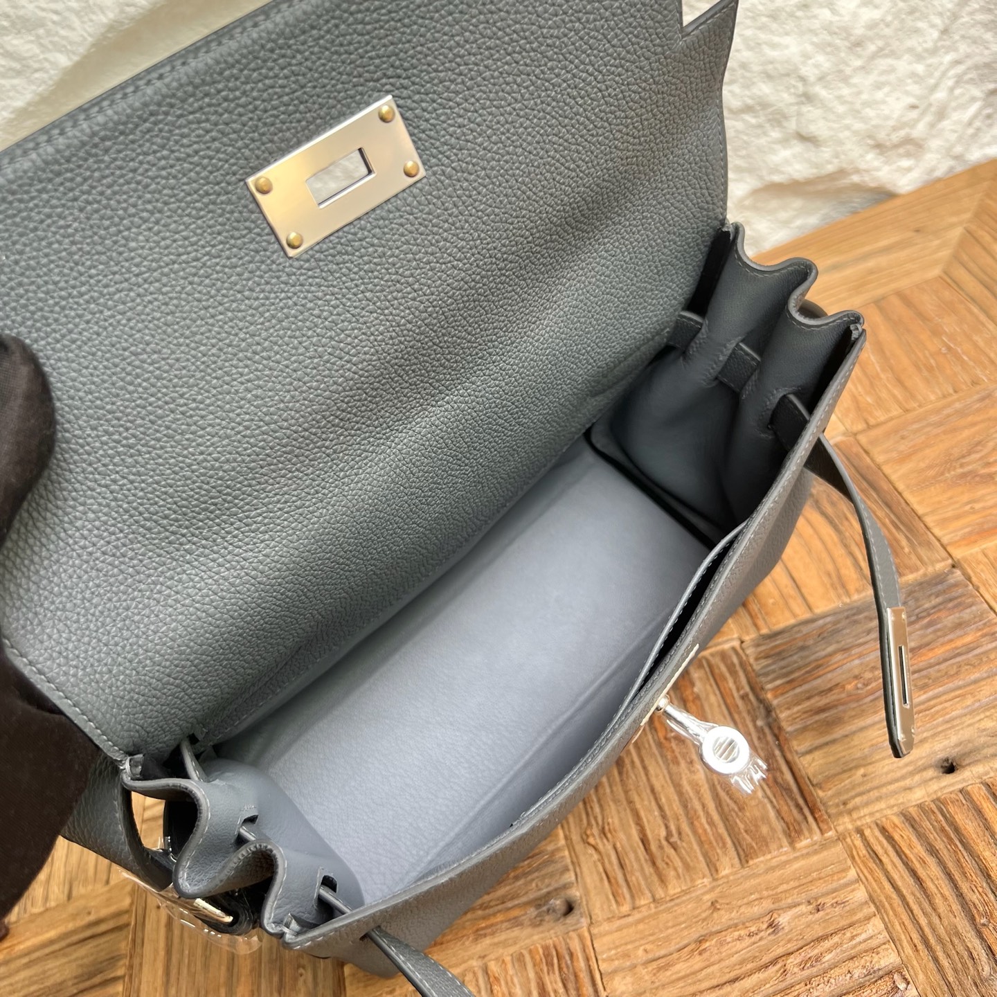 In stock Kelly Messenger messenger bag Togo original imported German calfskin Color: H0 haze gray, all hand-waxed seams Silver buckle Stock - Image 6