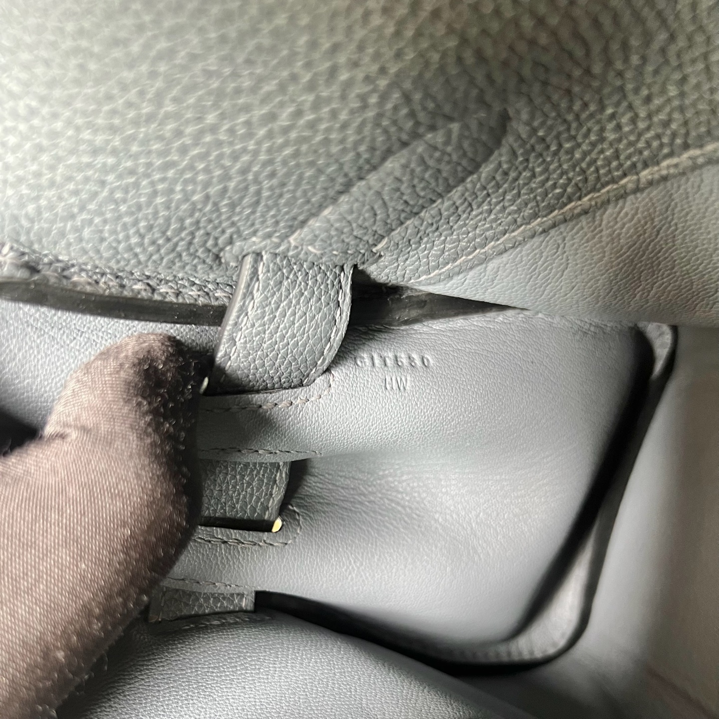 In stock Kelly Messenger messenger bag Togo original imported German calfskin Color: H0 haze gray, all hand-waxed seams Silver buckle Stock - Image 8