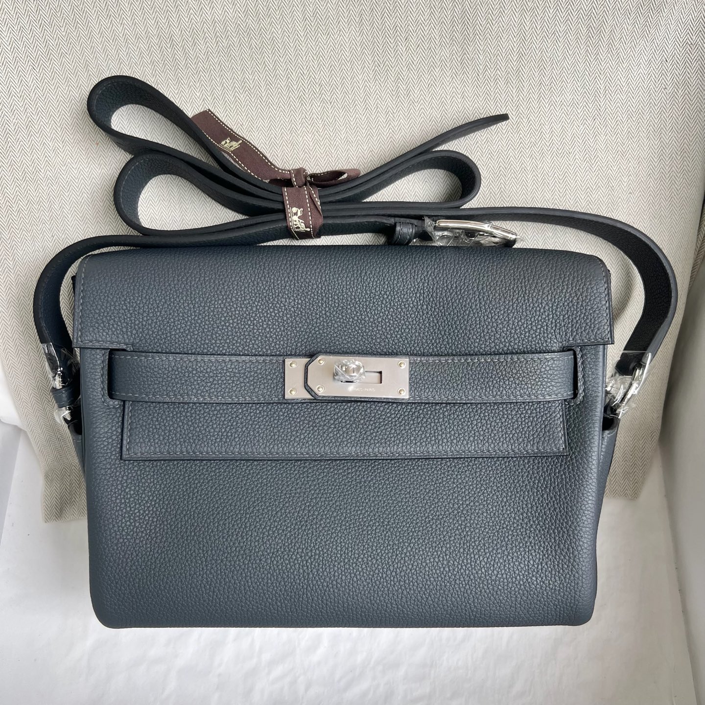 In stock Kelly Messenger messenger bag Togo original imported German calfskin Color: H0 haze gray, all hand-waxed seams Silver buckle Stock - Image 12