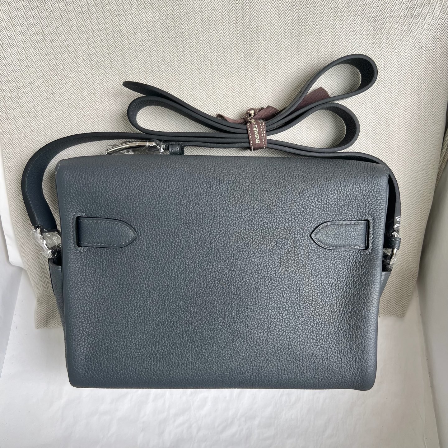 In stock Kelly Messenger messenger bag Togo original imported German calfskin Color: H0 haze gray, all hand-waxed seams Silver buckle Stock - Image 13