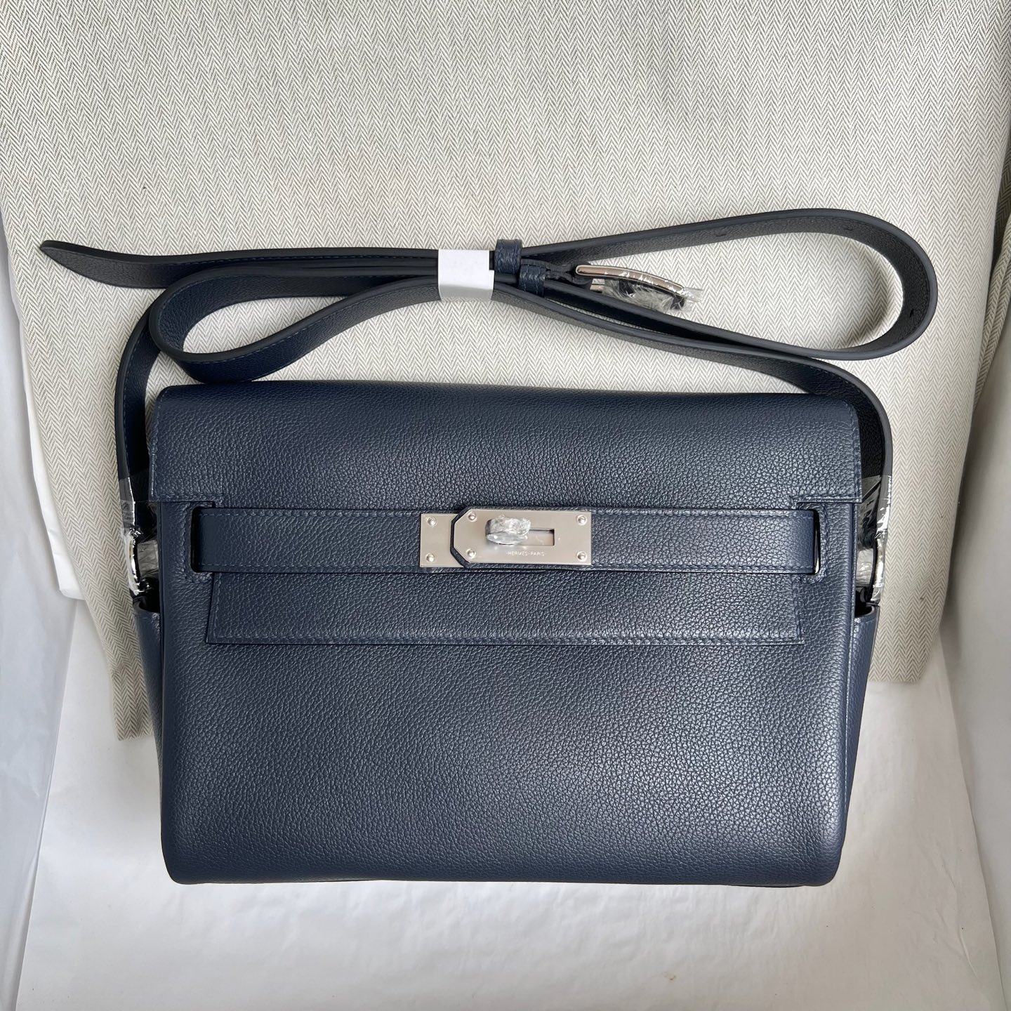 Kelly Messenger bag Evercolor Color: 2Z midnight blue Fully handmade wax stitching Silver buckle customized✈️ - Image 12