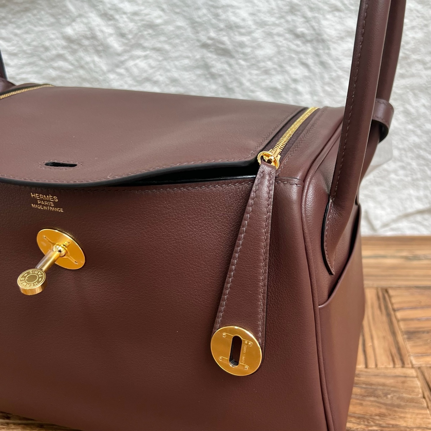 Lindy 26cm Swift Color: CC44 mocha color with denim blue inside Fully handmade wax stitching Gold buckle customized✈️ - Image 2
