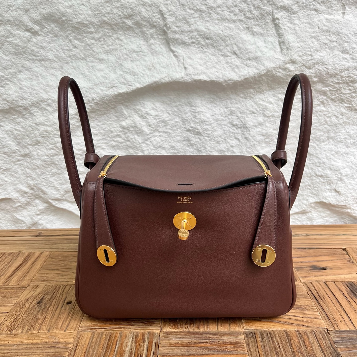 Lindy 26cm Swift Color: CC44 mocha color with denim blue inside Fully handmade wax stitching Gold buckle customized✈️