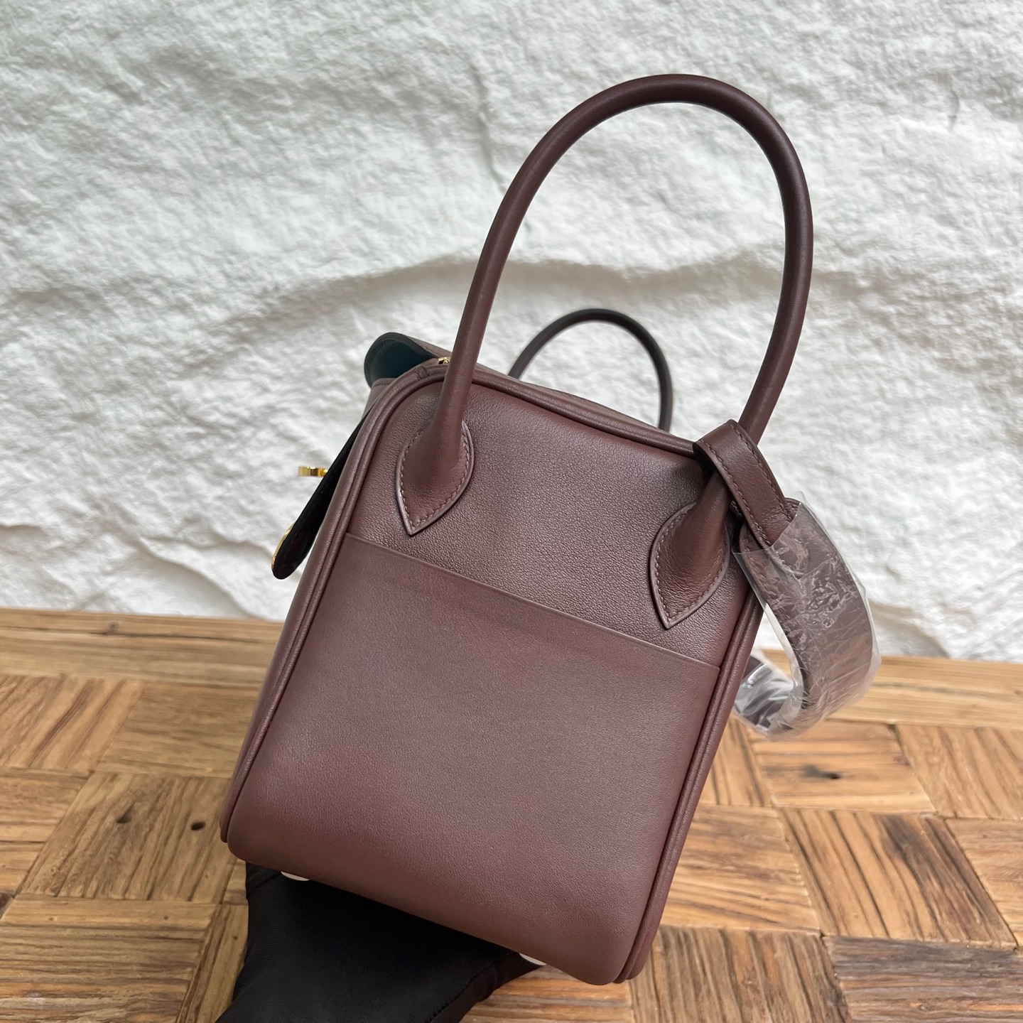 Lindy 26cm Swift Color: CC44 mocha color with denim blue inside Fully handmade wax stitching Gold buckle customized✈️ - Image 3