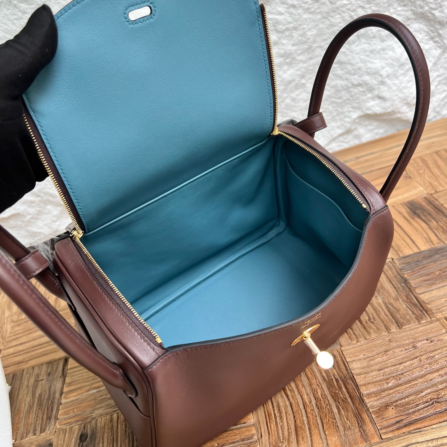 Lindy 26cm Swift Color: CC44 mocha color with denim blue inside Fully handmade wax stitching Gold buckle customized✈️ - Image 4
