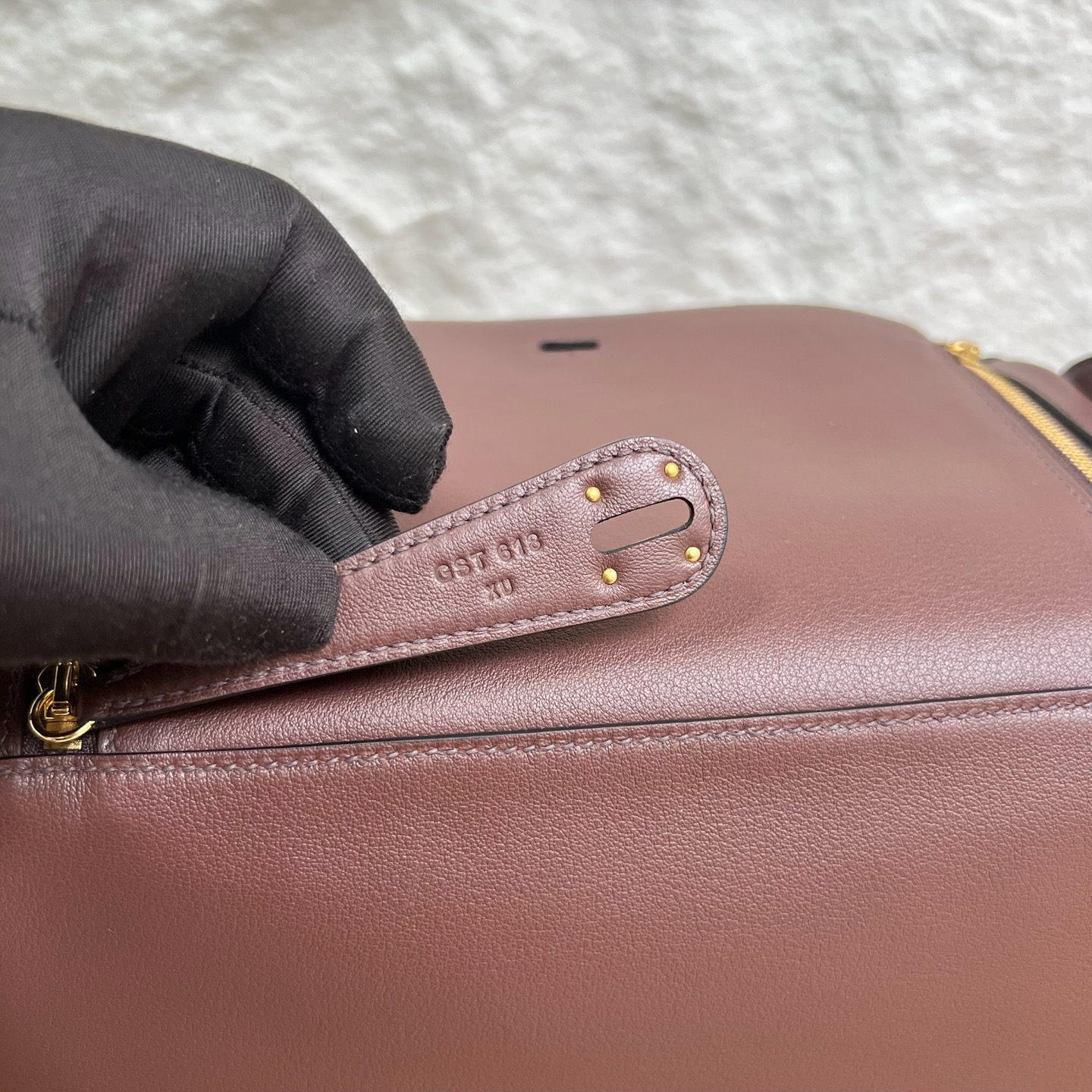 Lindy 26cm Swift Color: CC44 mocha color with denim blue inside Fully handmade wax stitching Gold buckle customized✈️ - Image 6