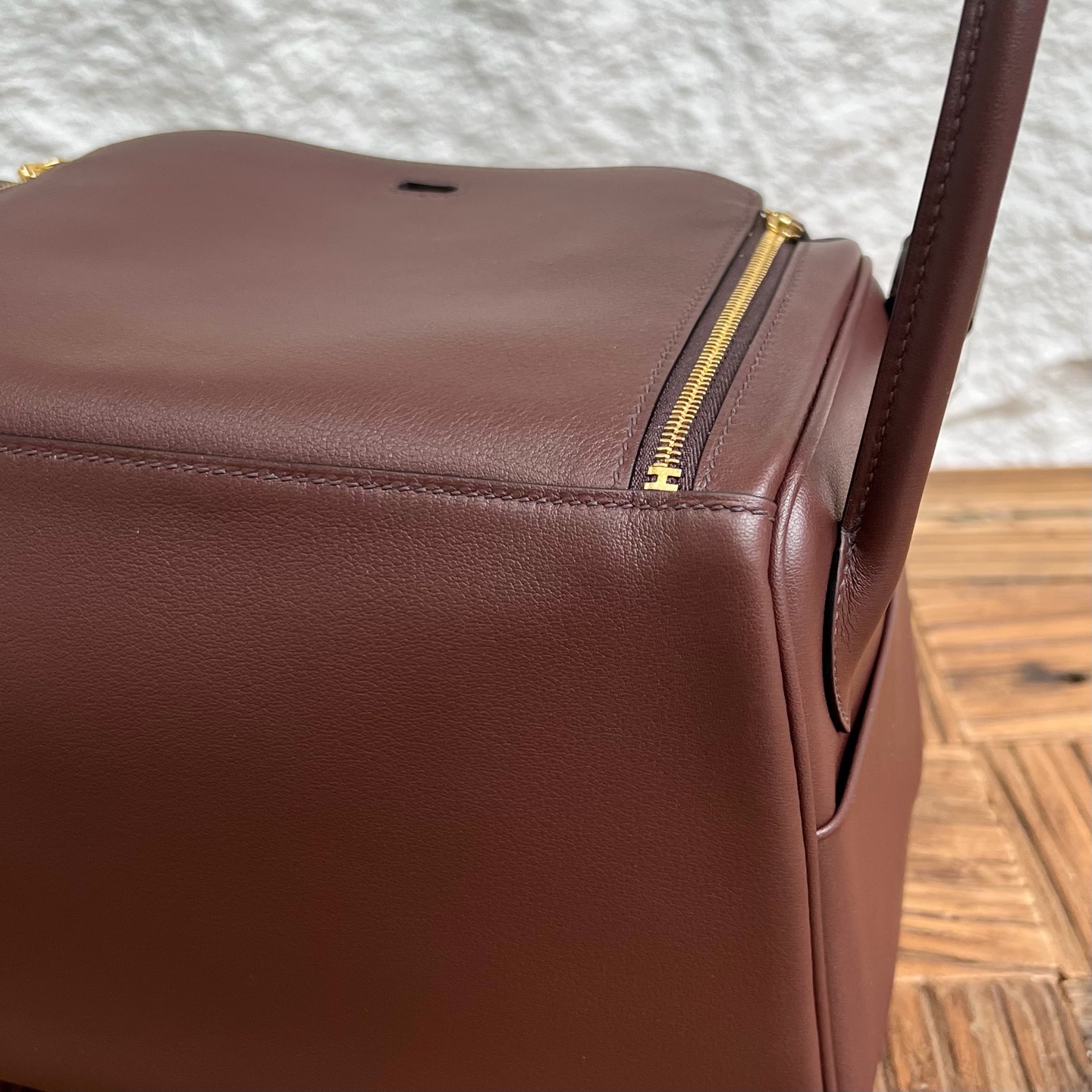 Lindy 26cm Swift Color: CC44 mocha color with denim blue inside Fully handmade wax stitching Gold buckle customized✈️ - Image 8