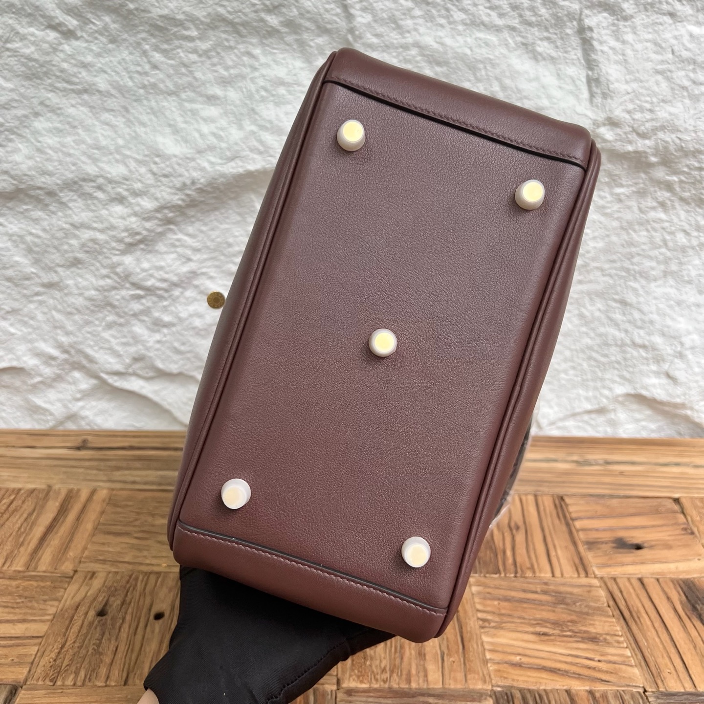 Lindy 26cm Swift Color: CC44 mocha color with denim blue inside Fully handmade wax stitching Gold buckle customized✈️ - Image 9