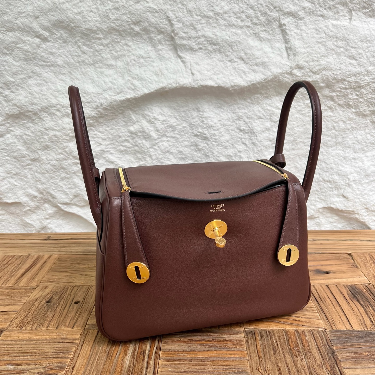 Lindy 26cm Swift Color: CC44 mocha color with denim blue inside Fully handmade wax stitching Gold buckle customized✈️ - Image 10