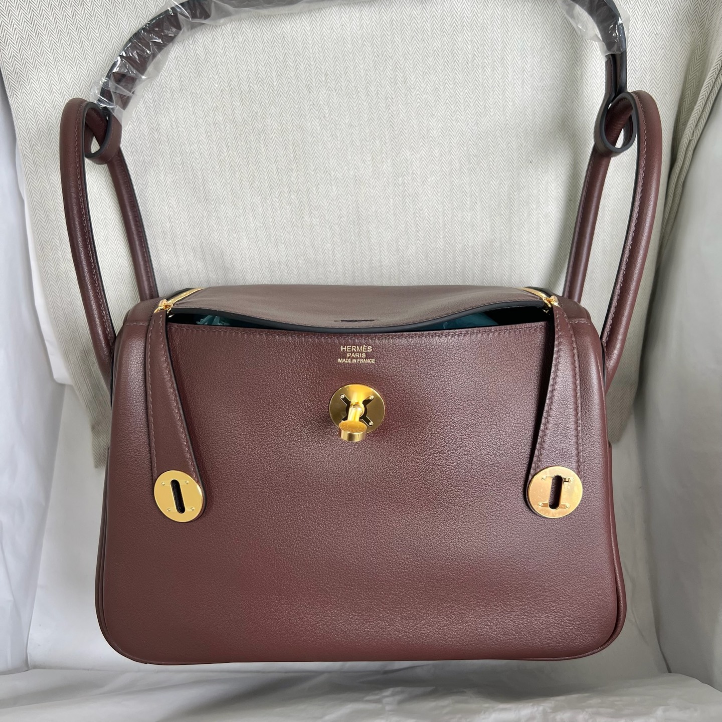 Lindy 26cm Swift Color: CC44 mocha color with denim blue inside Fully handmade wax stitching Gold buckle customized✈️ - Image 12