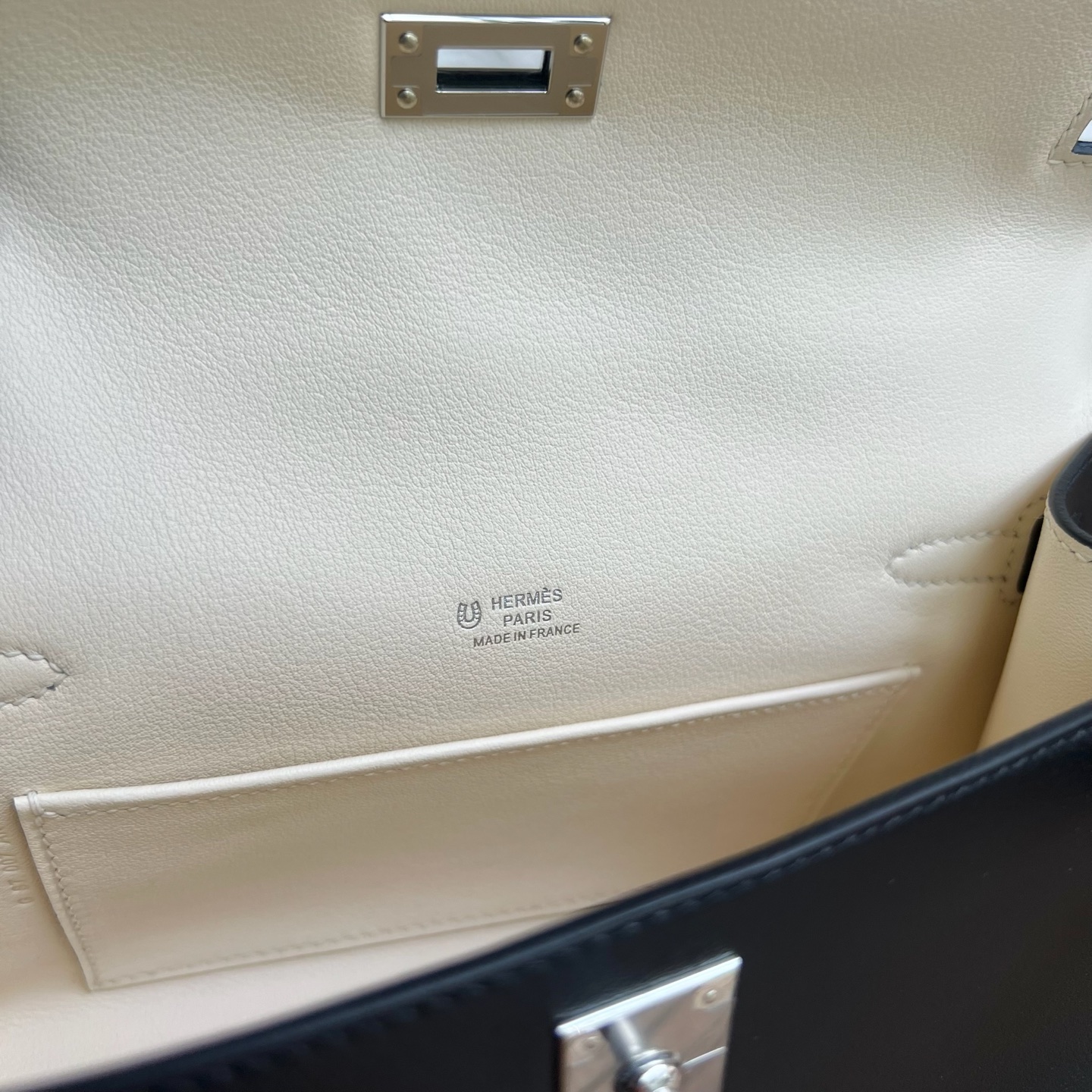 Mini Kelly Pochette 22cm Swift Color: Ck89 black with I2 cream white inside Fully handmade wax stitching Silver buckle customized✈️ - Image 5