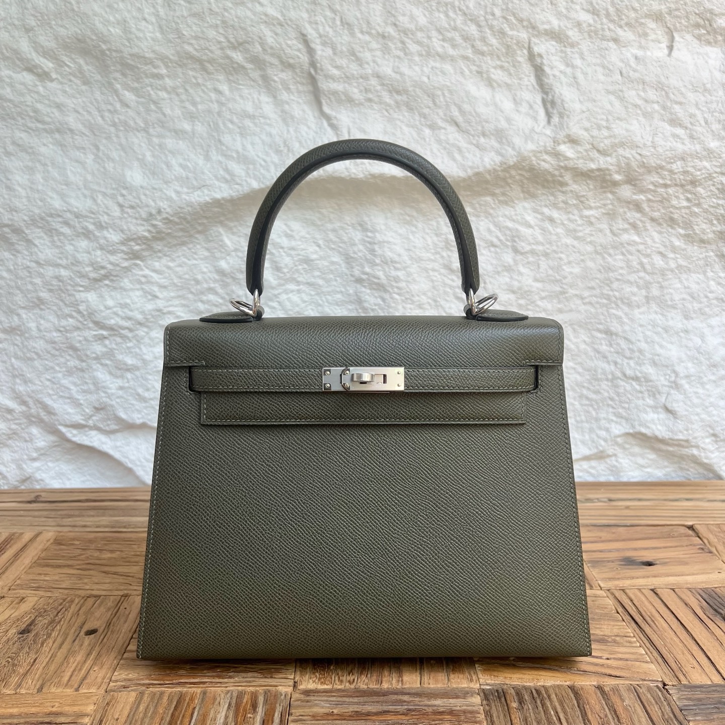 Spot Kelly 25cm Epsom Color: 6H olive green Fully handmade wax stitching Silver buckle Stock