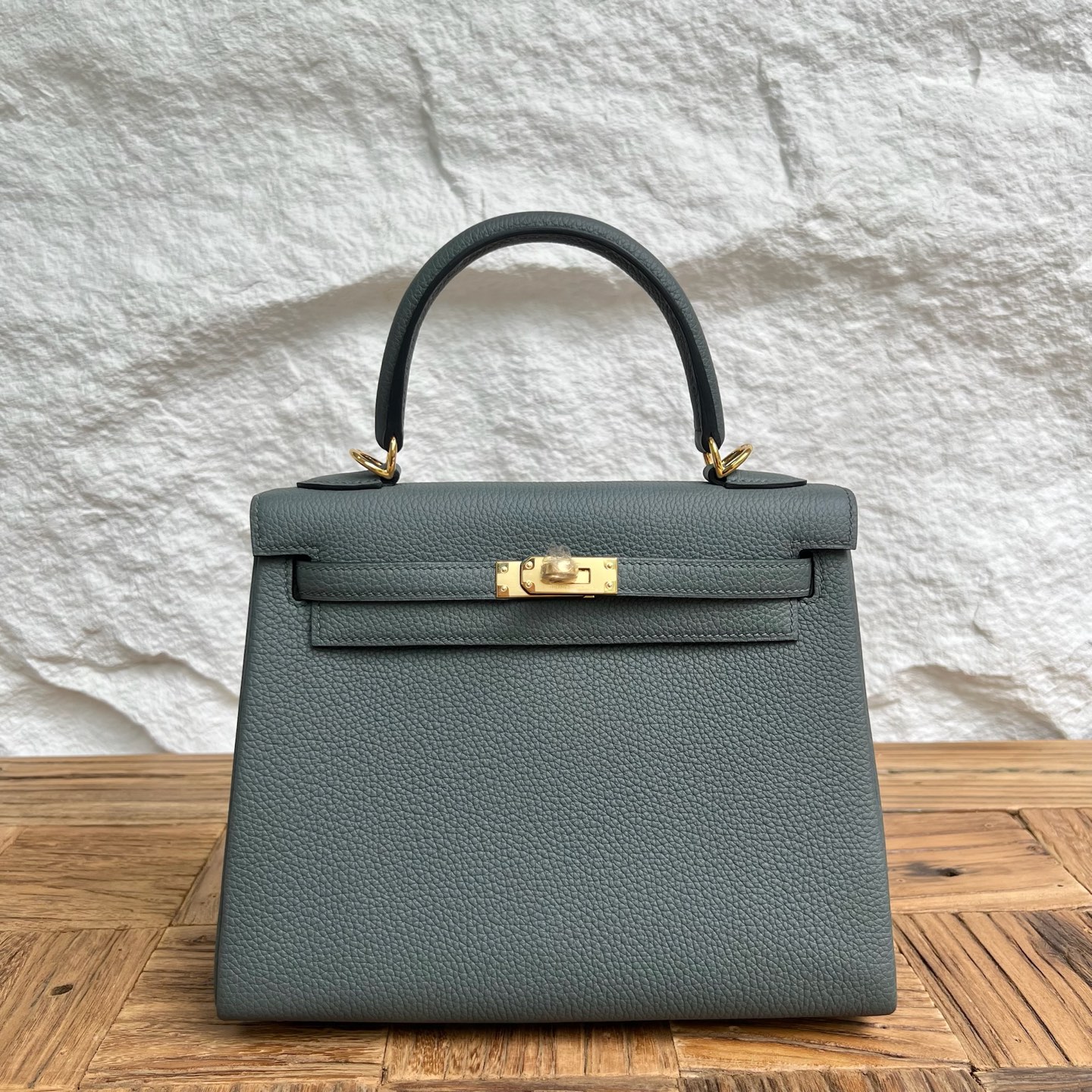 Kelly 25cm Togo original calfskin imported from Germany Color: 63 apricot green Vert Amande Fully handmade wax stitching Gold buckle customized✈️