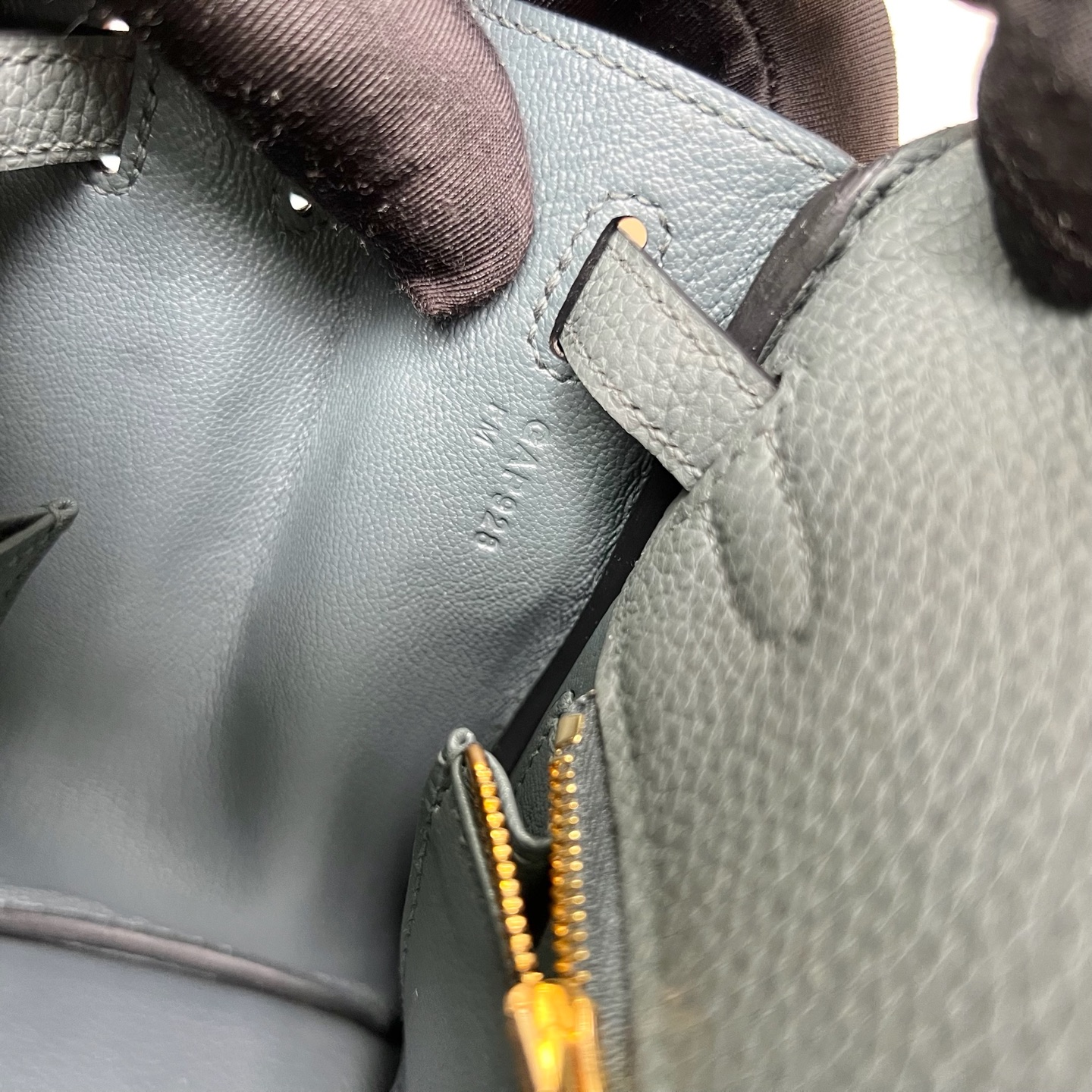 Kelly 25cm Togo original calfskin imported from Germany Color: 63 apricot green Vert Amande Fully handmade wax stitching Gold buckle customized✈️ - Image 8