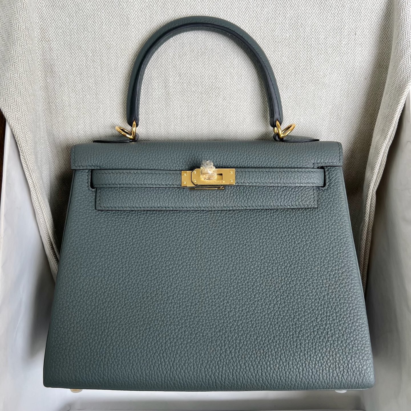 Kelly 25cm Togo original calfskin imported from Germany Color: 63 apricot green Vert Amande Fully handmade wax stitching Gold buckle customized✈️ - Image 12