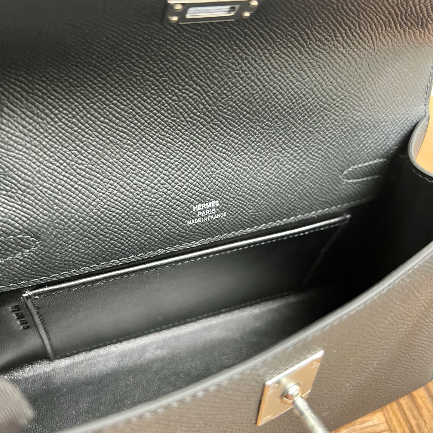 Spot MiniKelly Pochette 22cm Epsom Color: Ck89 black Noir Fully handmade wax stitching Silver buckle Stock - Image 6