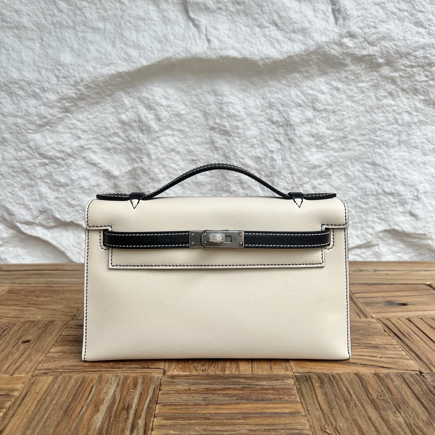 MiniKelly Pochette 22cm Swift Color: Ck10 milkshake white/Ck89 black Fully handmade wax stitching Silver buckle customized✈️