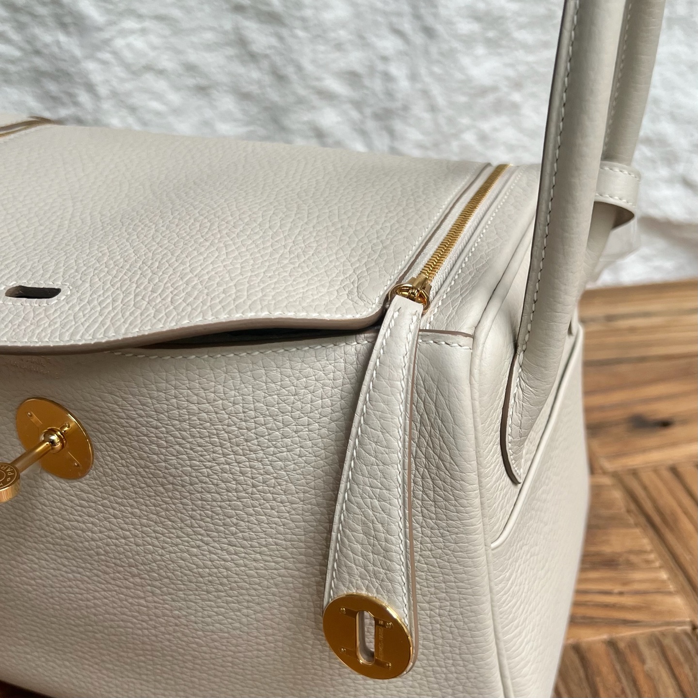 Spot Lindy 26cm Clemence original top tc large cowhide Color: Ck10 Milkshake White Craie Fully handmade wax stitching Gold buckle Stock - Image 2