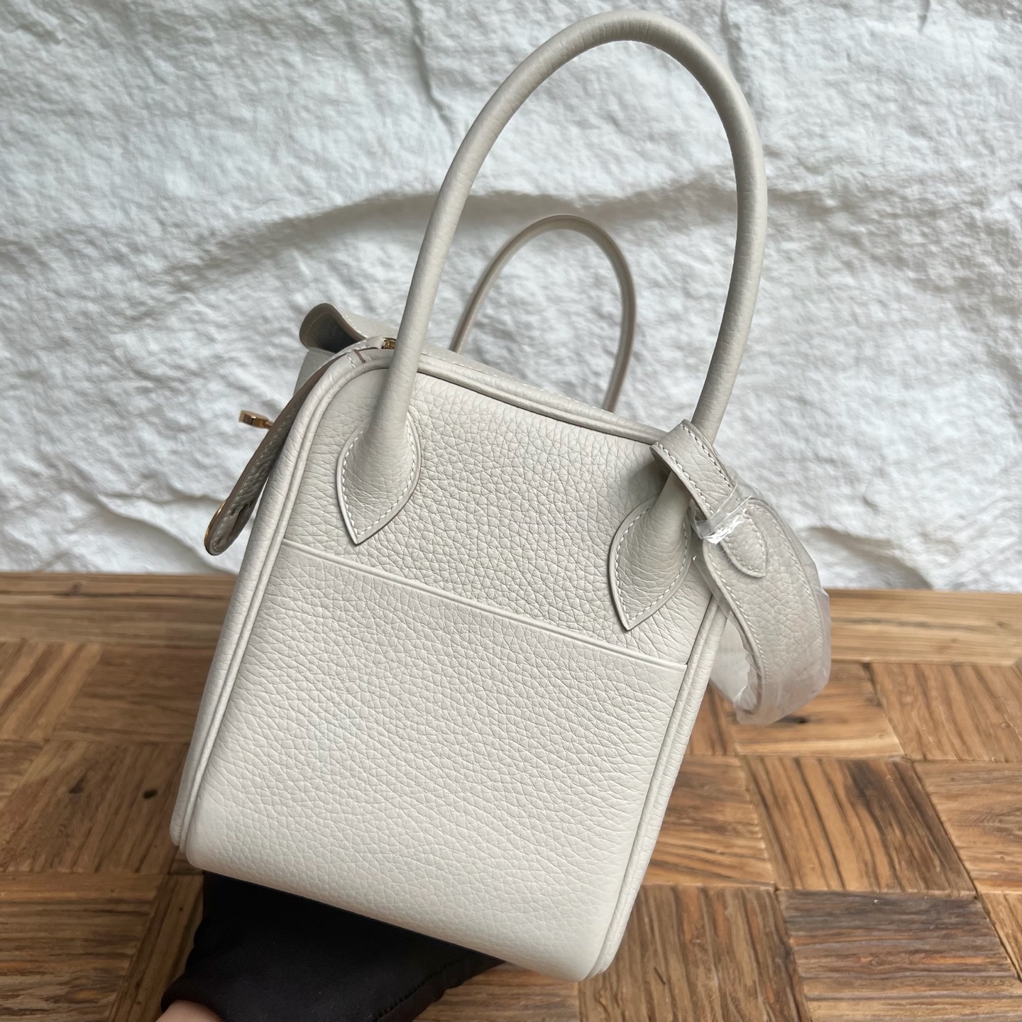 Spot Lindy 26cm Clemence original top tc large cowhide Color: Ck10 Milkshake White Craie Fully handmade wax stitching Gold buckle Stock - Image 3