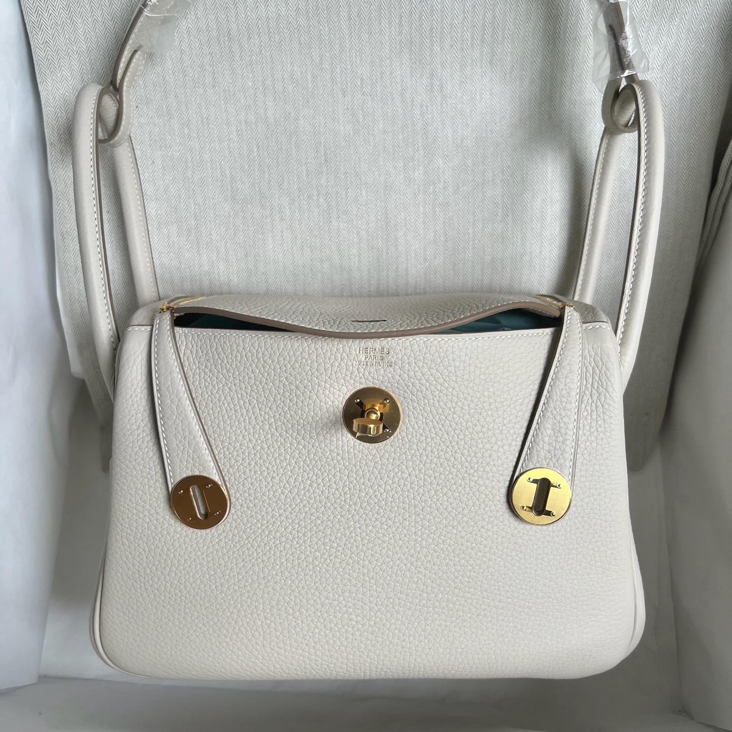 Spot Lindy 26cm Clemence original top tc large cowhide Color: Ck10 Milkshake White Craie Fully handmade wax stitching Gold buckle Stock - Image 12