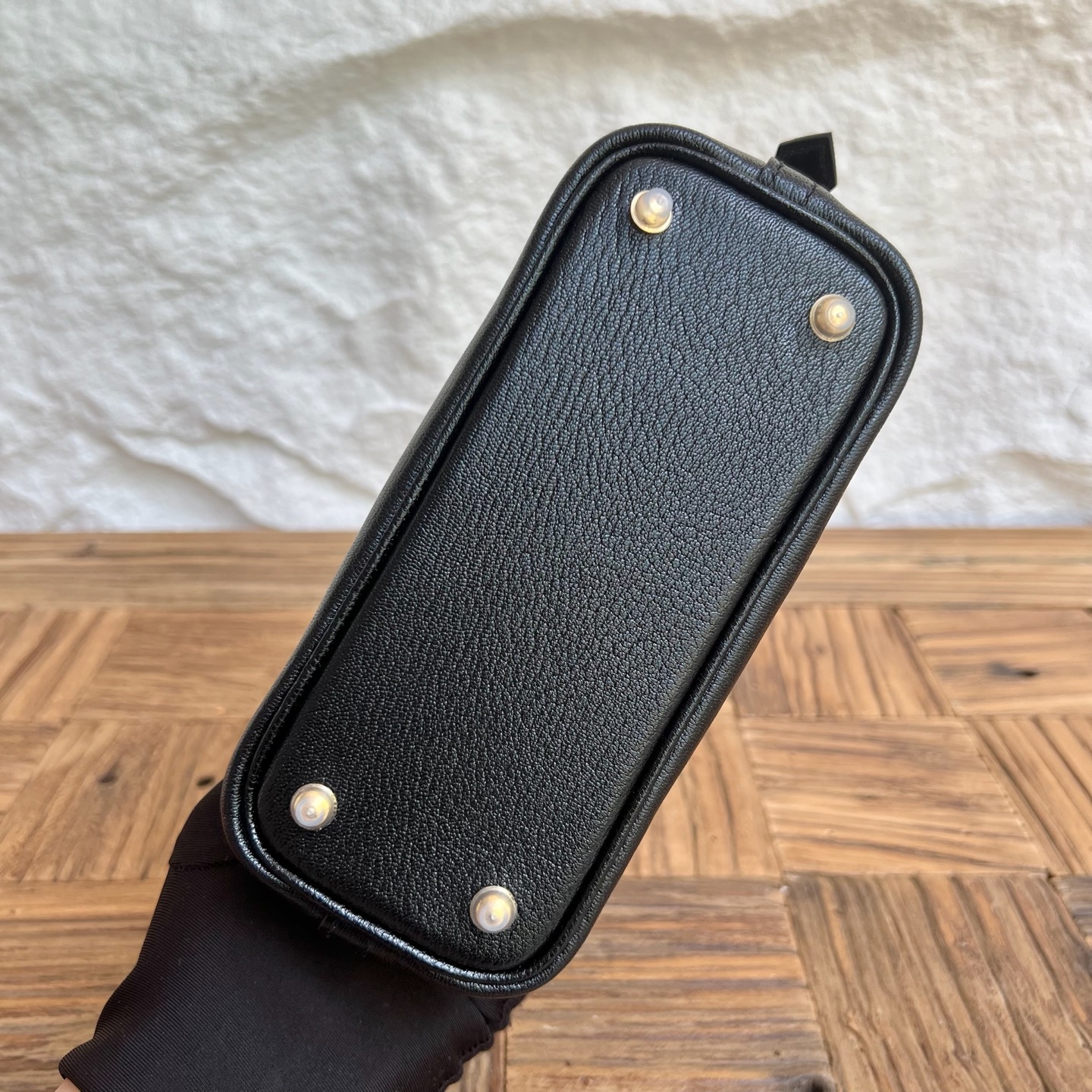 Mini Bolide 20cm Chever Color: 89 black with 55 Hermès red inside Fully handmade wax stitching Gold buckle customized✈️ - Image 8