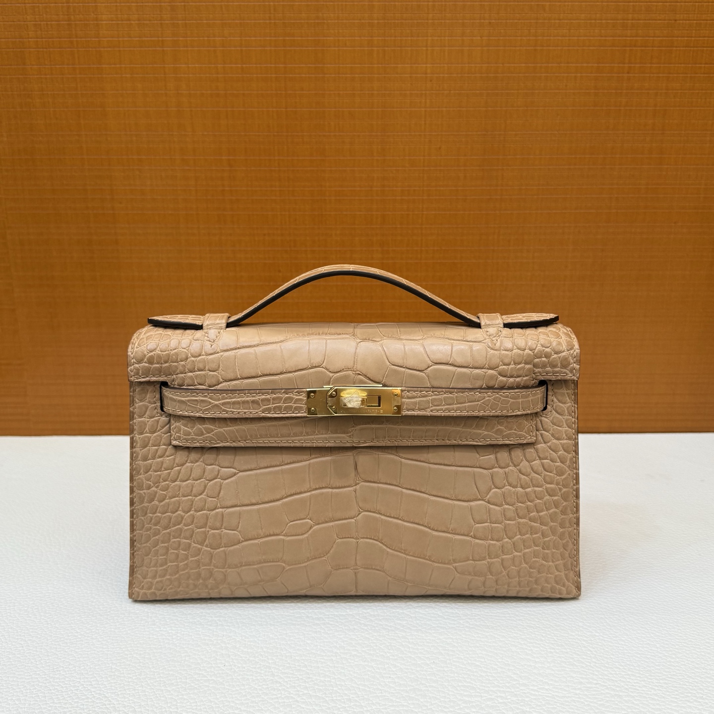 Kelly Pochette 22cm Matte American Alligator Color: 0M milk tea color Matte Alligator Crocodile fully hand-waxed seams Gold buckle customized✈️