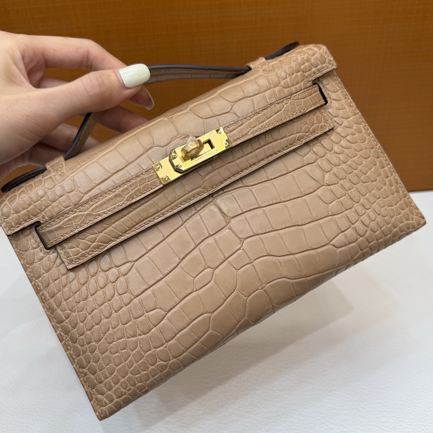 Kelly Pochette 22cm Matte American Alligator Color: 0M milk tea color Matte Alligator Crocodile fully hand-waxed seams Gold buckle customized✈️ - Image 3