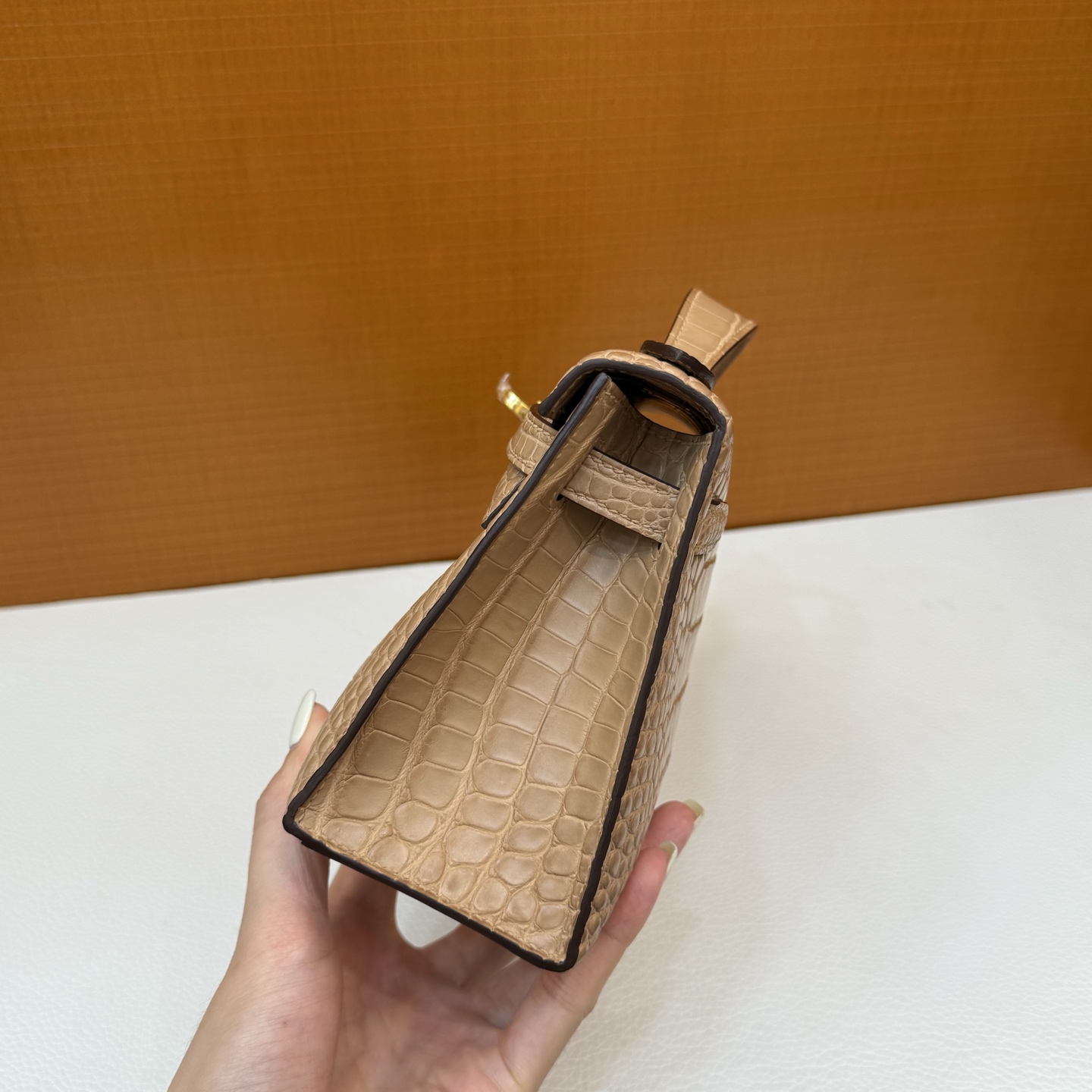 Kelly Pochette 22cm Matte American Alligator Color: 0M milk tea color Matte Alligator Crocodile fully hand-waxed seams Gold buckle customized✈️ - Image 4