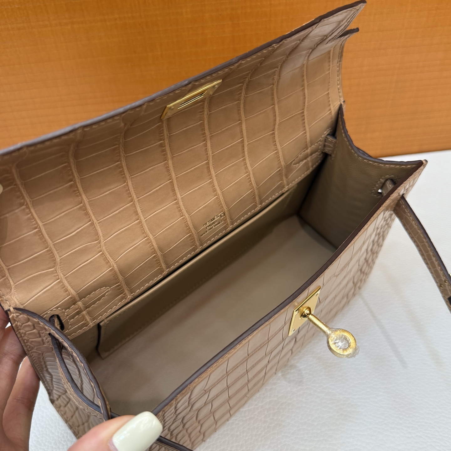 Kelly Pochette 22cm Matte American Alligator Color: 0M milk tea color Matte Alligator Crocodile fully hand-waxed seams Gold buckle customized✈️ - Image 7