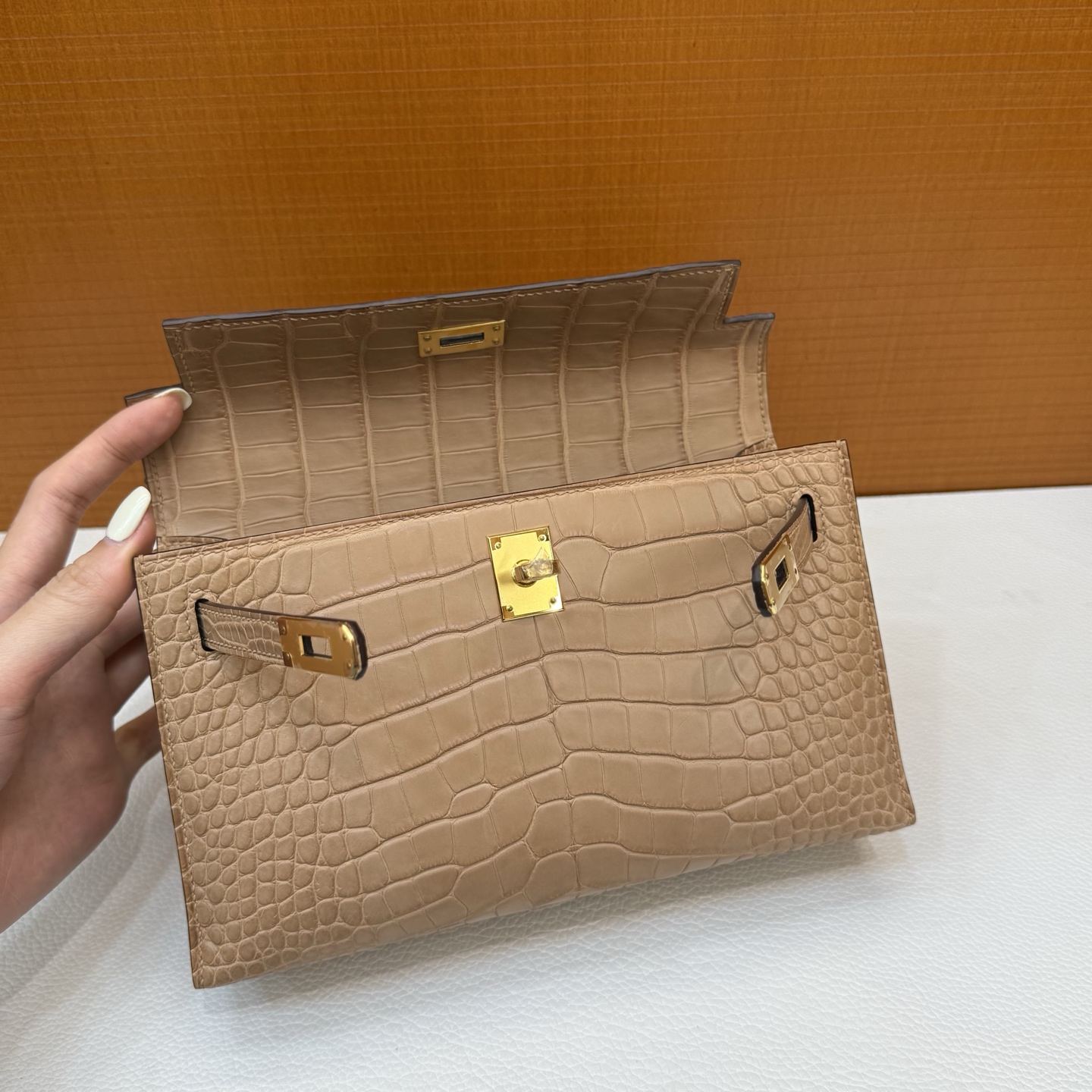 Kelly Pochette 22cm Matte American Alligator Color: 0M milk tea color Matte Alligator Crocodile fully hand-waxed seams Gold buckle customized✈️ - Image 8